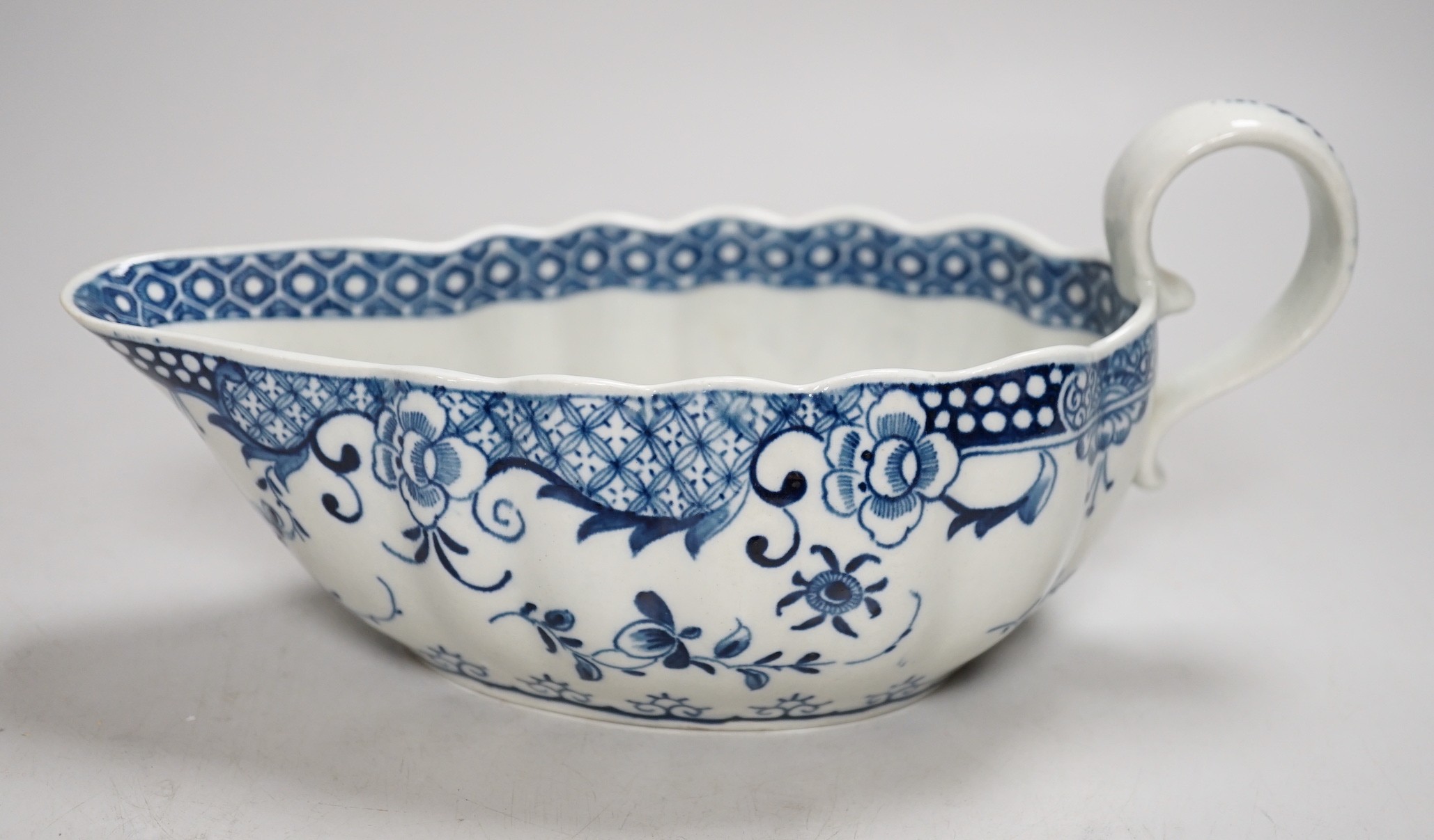 An 18th century Worcester sauceboat painted in underglaze blue in the full moon pattern. 23cm wide